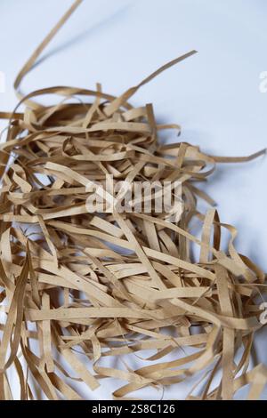 Braunes Papierverpackungsmaterial, geschreddert. Stockfoto