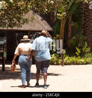 Knysna Garden Route Westkap Südafrika. 10.12. 2024. Touristen, die für das heiße Klima und die Outdoor-Attraktionen in Knysna am Garden Rou gekleidet sind Stockfoto