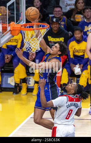 Los Angeles, USA. Januar 2025. Max Christie (Top) der Los Angeles Lakers geht beim Spiel der NBA-Saison 2024-2025 zwischen den Los Angeles Lakers und Washington Wizards in Los Angeles, USA, am 21. Januar 2025 in den Warenkorb. Quelle: Ringo Chiu/Xinhua/Alamy Live News Stockfoto