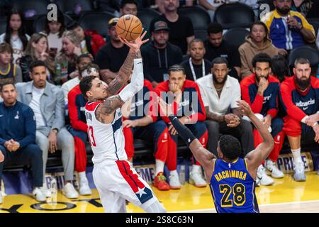 Los Angeles, USA. Januar 2025. Washington Wizards’ Kyle Kuzma (L) drehte während des regulären NBA-Saisonspiels 2024-2025 zwischen den Los Angeles Lakers und Washington Wizards in Los Angeles, USA, am 21. Januar 2025. Quelle: Ringo Chiu/Xinhua/Alamy Live News Stockfoto