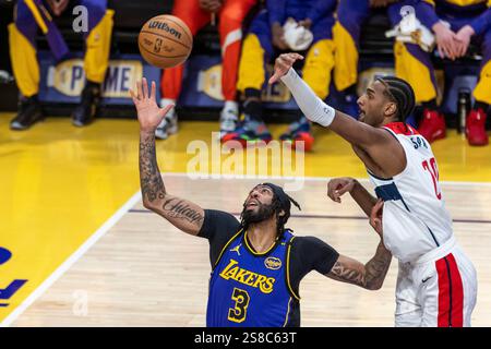 Los Angeles, USA. Januar 2025. Anthony Davis (L) der Los Angeles Lakers und Alexandre Sarr der Washington Wizards wetteifern um den Ball während des regulären NBA-Saisonspiels 2024-2025 zwischen den Los Angeles Lakers und Washington Wizards in Los Angeles, USA, am 21. Januar 2025. Quelle: Ringo Chiu/Xinhua/Alamy Live News Stockfoto