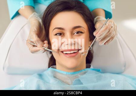 Glücklicher Patient mit perfektem weißem Lächeln nach der Aufhellung, Ergebnis der Zahnbehandlung Stockfoto