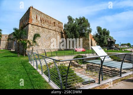 Festung Santa Tecla aus dem Jahr 1756 an der Uferpromenade im Hafengebiet von Sanremo, Provinz Imperia, Ligurien, Italien. Stockfoto