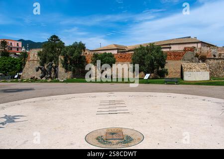 Festung Santa Tecla aus dem Jahr 1756 an der Uferpromenade im Hafengebiet von Sanremo, Provinz Imperia, Ligurien, Italien. Stockfoto