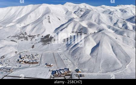 Ürümqi. Dezember 2024. Eine Drohnenaufnahme, die am 3. Dezember 2024 aufgenommen wurde, zeigt einen Teil des Jikepulin International Ski Resort in der Präfektur Altay, Nordwestchinas autonome Region Xinjiang Uygur. Quelle: Hu Huhu/Xinhua/Alamy Live News Stockfoto