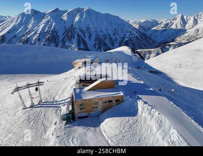 Ürümqi. Dezember 2024. Eine Drohnenaufnahme vom 4. Dezember 2024 zeigt einen Teil des Jikepulin International Ski Resort in der Präfektur Altay, Nordwestchinas Autonomous Region Xinjiang Uygur. Quelle: Hu Huhu/Xinhua/Alamy Live News Stockfoto