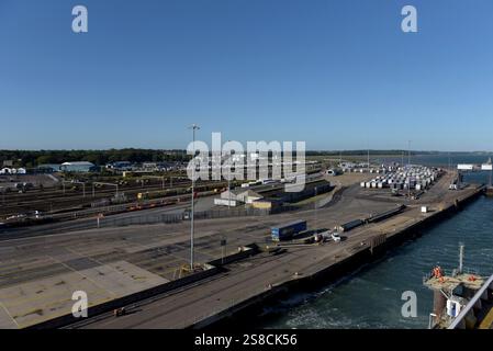 Blick von einer abfahrenden Fähre auf den Kai mit Lastwagen, Harwich, Großbritannien, September 2024 Stockfoto
