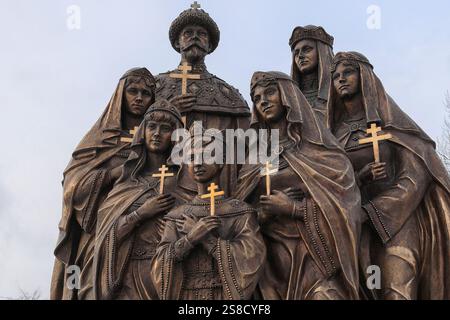 Stadt Dno, Oblast Pskow, Russland - 03. Januar 2025: Ein Nahdenkmal für die Familie des russischen Kaisers Nikolaus II., die Figuren stehen in der Nähe Stockfoto