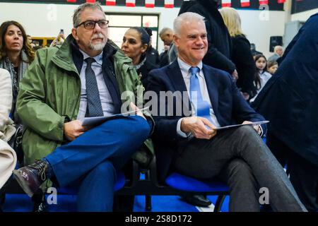 Neapel, Italien, 22.01.2025, außerordentlicher Kommissar Fabio Ciciliano und apo des Katastrophenschutzministeriums vom 22. Juli 2024 mit Paolo Zangrillo während des Ministers für öffentliche Verwaltung, Paolo Zangrillo, widmet den jüngsten Kindern in Caivano einen Tag zur Erneuerung des Kinderrates, der am 20. März im Rahmen des Sanierungsprogramms der Gemeinde eingerichtet wurde. Der Leiter des Ministeriums für öffentliche Verwaltung, beginnt heute, am 22. Januar 2025, seinen Tag in Caivano zur Einweihung des neuen Bereichs von interaktiven Workshops im Schulkomplex Cilea-Mameli, gewidmet dem Schulkomplex Cilea-Mameli Stockfoto