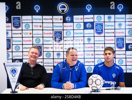 Mario Jelavic ist als Stürmer bei Åtvidabergs FF, Åtvidaberg, Schweden, der Vertrag erstreckt sich über zwei Jahre und er kann sein erstes Spiel bereits am Freitag spielen. Im Bild: Von links: Sportdirektor Mats Karlsson, Trainer Roar Hansen und Mario Jelavic. Stockfoto