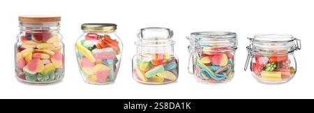 Set mit verschiedenen hellen Süßigkeiten in Glasgläsern isoliert auf weiß Stockfoto