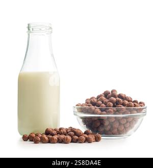 Frühstück, Müsli, Schokoladenkugeln und Milch, isoliert auf einem weißen Hintergrund. Stockfoto