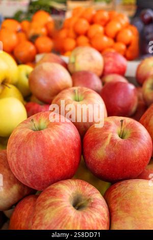 Reife, schöne Äpfel liegen auf einem Stapel in einem Supermarkt Stockfoto