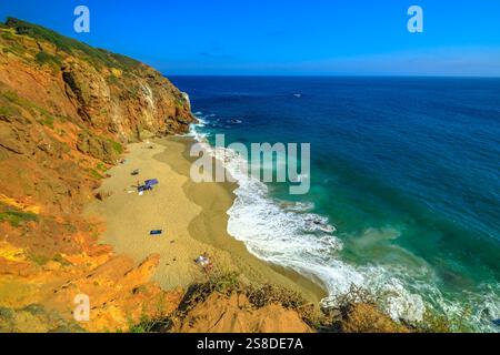 Kalifornische Westküste. Panoramablick auf den Pirates Cove Beach, eine kleine Bucht auf der Westseite von Point Dume, Malibu Coast, USA. Blauer Himmel, Sommer Stockfoto