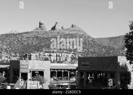 Malerischer Blick auf die Gebäude in Sedona, Arizona, mit einer atemberaubenden Bergkulisse und den berühmten roten Felsformationen der Region. Stockfoto