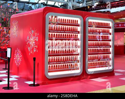 Coca-Cola-Dosen in großem Vitrinenschrank zur Feier des chinesischen Neujahrs Stockfoto