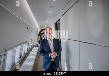 Paris, Frankreich. Januar 2025. Bundeskanzler Olaf Scholz (SPD) geht auf dem Flug nach Paris zum Tagungsraum der A350. Nach der Amtseinführung des neuen US-Präsidenten Trump will Scholz Gespräche mit dem französischen Präsidenten Macron führen. Quelle: Michael Kappeler/dpa/Alamy Live News Stockfoto