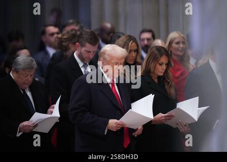 Washington, DC, USA. Januar 2025. Präsident Donald Trump und Melania Trump nehmen am Dienstag, den 21. Januar 2025 in Washington, DC, an Einem Gottesdienst für die Nation Teil. Quelle: Jabin Botsford/Pool via CNP/Media Punch/Alamy Live News Stockfoto