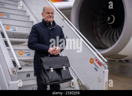 Paris, Frankreich. Januar 2025. Bundeskanzler Olaf Scholz (SPD) steigt am Flughafen in Paris aus einem Flugzeug der Luftwaffe aus. Nach der Amtseinführung des neuen US-Präsidenten Trump will Scholz Gespräche mit dem französischen Präsidenten Macron führen. Quelle: Michael Kappeler/dpa/Alamy Live News Stockfoto