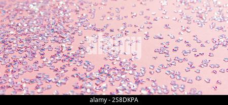 Banner mit silbernem Kristallkonfetti auf rosa Hintergrund. Selektiver Fokus. Glitzernde Textur. Stockfoto