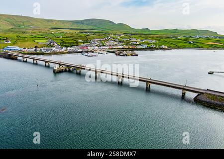 Aus der Vogelperspektive der Maurice O'Neill Memorial Bridge, einer Brücke zwischen Portmagee und Valentia Island, County Kerry, Irland. Stockfoto