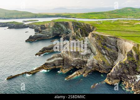 Erstaunliche Wellen peitschten Kerry Klippen, weithin als die meisten spektakulären Klippen im County Kerry, Irland akzeptiert. Touristische Attraktionen auf dem berühmten Ring of Kerry Stockfoto