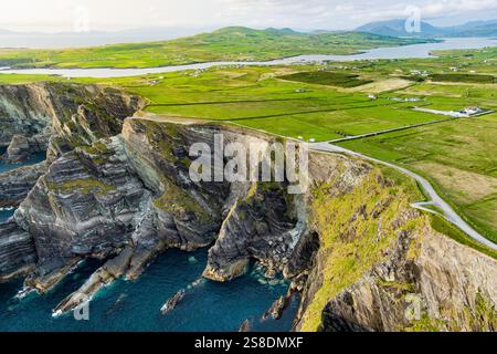 Erstaunliche Wellen peitschten Kerry Klippen, weithin als die meisten spektakulären Klippen im County Kerry, Irland akzeptiert. Touristische Attraktionen auf dem berühmten Ring of Kerry Stockfoto