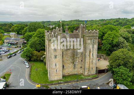 Bunratty Castle, großes Turmhaus aus dem 15. Jahrhundert in County Clare, im Zentrum von Bunratty Village, zwischen Limerick und Ennis Town, Irland. Stockfoto