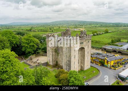Bunratty Castle, großes Turmhaus aus dem 15. Jahrhundert in County Clare, im Zentrum von Bunratty Village, zwischen Limerick und Ennis Town, Irland. Stockfoto