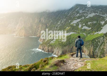 Touristen in der Slieve League, Irlands höchsten Klippen, gelegen im Südwesten Donegals entlang dieser herrlichen Küstenstraße. Einer der beliebtesten Stockfoto
