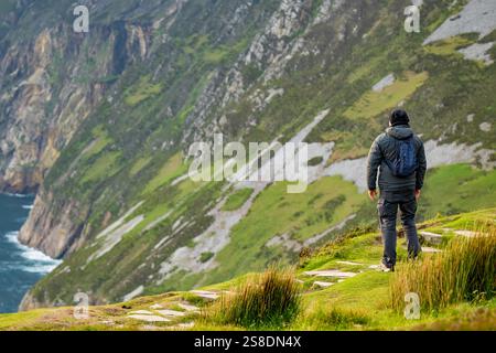 Touristen in der Slieve League, Irlands höchsten Klippen, gelegen im Südwesten Donegals entlang dieser herrlichen Küstenstraße. Einer der beliebtesten Stockfoto