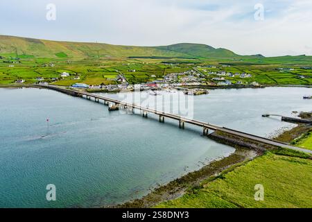 Aus der Vogelperspektive der Maurice O'Neill Memorial Bridge, einer Brücke zwischen Portmagee und Valentia Island, County Kerry, Irland. Stockfoto