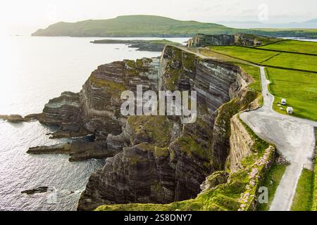 Erstaunliche Wellen peitschten Kerry Klippen, weithin als die meisten spektakulären Klippen im County Kerry, Irland akzeptiert. Touristische Attraktionen auf dem berühmten Ring of Kerry Stockfoto