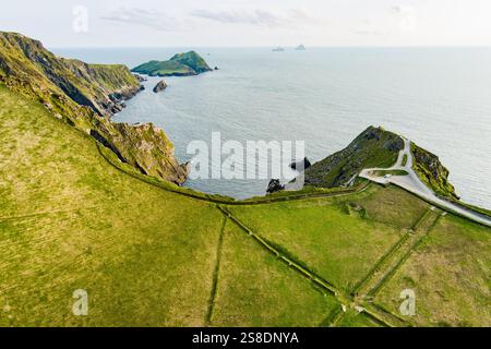 Erstaunliche Wellen peitschten Kerry Klippen, weithin als die meisten spektakulären Klippen im County Kerry, Irland akzeptiert. Touristische Attraktionen auf dem berühmten Ring of Kerry Stockfoto
