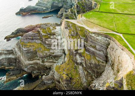 Erstaunliche Wellen peitschten Kerry Klippen, weithin als die meisten spektakulären Klippen im County Kerry, Irland akzeptiert. Touristische Attraktionen auf dem berühmten Ring of Kerry Stockfoto