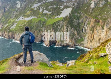 Touristen in der Slieve League, Irlands höchsten Klippen, gelegen im Südwesten Donegals entlang dieser herrlichen Küstenstraße. Einer der beliebtesten Stockfoto