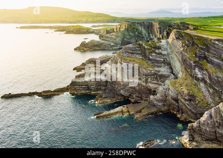 Erstaunliche Wellen peitschten Kerry Klippen, weithin als die meisten spektakulären Klippen im County Kerry, Irland akzeptiert. Touristische Attraktionen auf dem berühmten Ring of Kerry Stockfoto