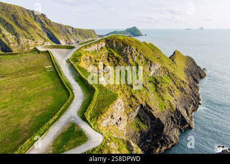 Erstaunliche Wellen peitschten Kerry Klippen, weithin als die meisten spektakulären Klippen im County Kerry, Irland akzeptiert. Touristische Attraktionen auf dem berühmten Ring of Kerry Stockfoto