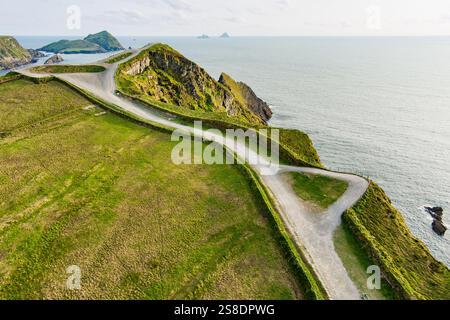Erstaunliche Wellen peitschten Kerry Klippen, weithin als die meisten spektakulären Klippen im County Kerry, Irland akzeptiert. Touristische Attraktionen auf dem berühmten Ring of Kerry Stockfoto