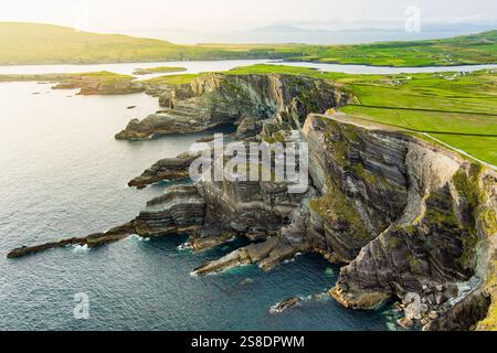 Erstaunliche Wellen peitschten Kerry Klippen, weithin als die meisten spektakulären Klippen im County Kerry, Irland akzeptiert. Touristische Attraktionen auf dem berühmten Ring of Kerry Stockfoto