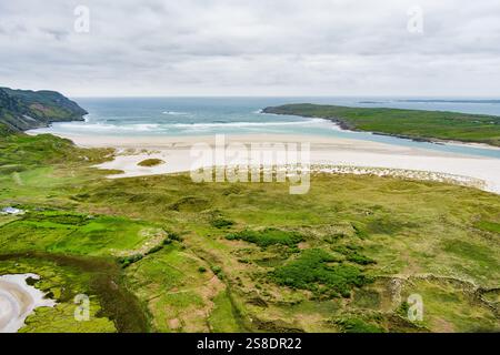 Aus der Vogelperspektive auf die Halbinsel Loughros und die ausgetrocknete Ecke Loughros Beg Bay in der Nähe des Assaranca Wasserfalls, Irland Stockfoto