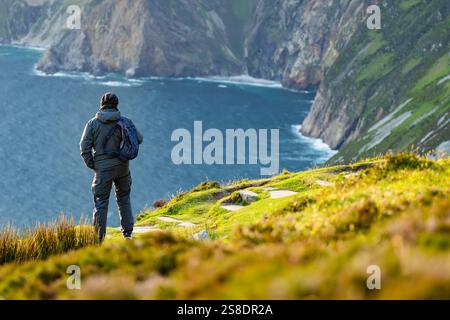 Touristen in der Slieve League, Irlands höchsten Klippen, gelegen im Südwesten Donegals entlang dieser herrlichen Küstenstraße. Einer der beliebtesten Stockfoto