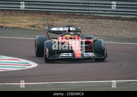 Mailand, Italien. Januar 2025. Maranello. Lewis Hamilton fährt am ersten Testtag als Scuderia Ferrari F1 Fahrer auf dem Fiorano Circuit. Auf dem Foto: Lewis Hamilton an Bord eines Ferrari F1 Credit: Independent Photo Agency/Alamy Live News Stockfoto