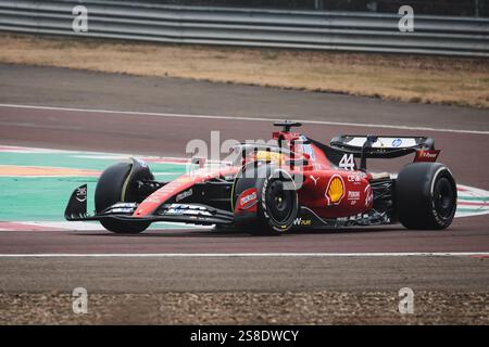 Mailand, Italien. Januar 2025. Maranello. Lewis Hamilton fährt am ersten Testtag als Scuderia Ferrari F1 Fahrer auf dem Fiorano Circuit. Auf dem Foto: Lewis Hamilton an Bord eines Ferrari F1 Credit: Independent Photo Agency/Alamy Live News Stockfoto