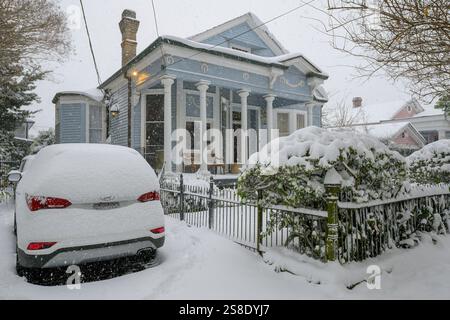 New Orleans, LA, USA – 21. Januar 2025: Rekordschneefall in einem historischen viktorianischen Haus (1890er Jahre) in Carrollton, Uptown. Lokale Nachrichten berichteten, dass an diesem Tag 10 Zentimeter Schnee gefallen ist und der Schnee etwa 10 Stunden lang fiel. Dies war der erste Schneefall in New Orleans seit 2008. Stockfoto