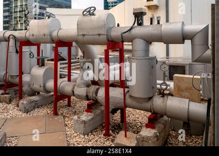 Auf dem Dach installierte Heizungs-, Lüftungs- und Klimaanlagen, Auspuffrohre für Industriegebäude, HLK-Systeme zur Kühlung von Gebäuden Stockfoto