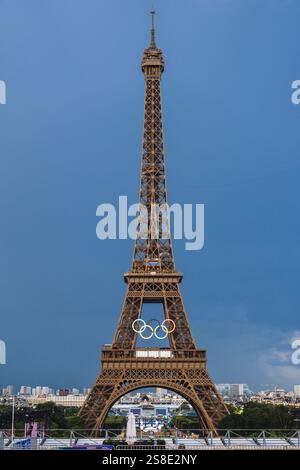 Bild des Eiffelturms während der Olympischen Spiele in Paris mit den beleuchteten Olympischen Ringen. Stockfoto