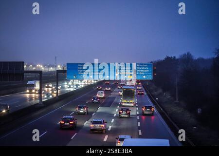 Deutschland, Europa, Autobahn, Verkehr, A5, A3, Autobahnkreuz Frankfurt, Stau, Berufsverkehr, Pendlerverkehr, Nachtverkehr, Lichtverhältnisse, LED-Autobahnschilder, Straßennetz, Infrastruktur, Logistik, Transportwesen, Güterverkehr, LKW, Pkw, Fahrtrichtungen nach Hannover, Kassel, Dortmund, Köln, Wiesbaden, Kelsterbach, München, Würzburg, Offenbach, Verkehrspolitik, Straßenbeleuchtung, Verkehrsplanung, Tempolimit-Debatte, Elektromobilität, COâ-Reduktion, nachhaltige Mobilität, Verkehrssicherheit, Baustellenverkehr, Symbolbild für Infrastruktur und Verkehrslenkung *** Deutschland, Europa, Autobahn, Stockfoto