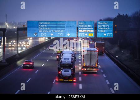 Deutschland, Europa, Autobahn, Verkehr, A5, A3, Autobahnkreuz Frankfurt, Stau, Berufsverkehr, Pendlerverkehr, Nachtverkehr, Lichtverhältnisse, LED-Autobahnschilder, Straßennetz, Infrastruktur, Logistik, Transportwesen, Güterverkehr, LKW, Pkw, Fahrtrichtungen nach Hannover, Kassel, Dortmund, Köln, Wiesbaden, Kelsterbach, München, Würzburg, Offenbach, Verkehrspolitik, Straßenbeleuchtung, Verkehrsplanung, Tempolimit-Debatte, Elektromobilität, COâ-Reduktion, nachhaltige Mobilität, Verkehrssicherheit, Baustellenverkehr, Symbolbild für Infrastruktur und Verkehrslenkung *** Deutschland, Europa, Autobahn, Stockfoto