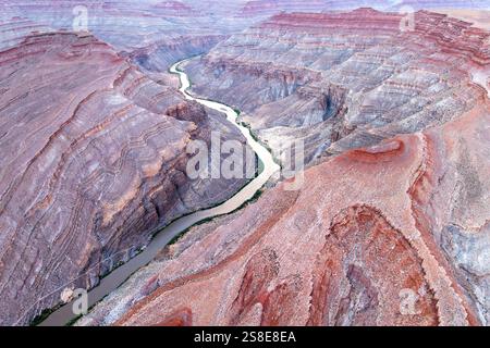 Fesselndes Luftbild, das den gewundenen Rio San Juan zeigt, der durch die raue rote Landschaft von Utah, USA, führt und die komplizierte Natur enthüllt Stockfoto